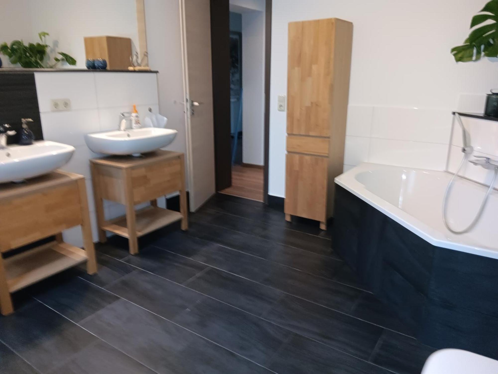 Gemuetliche Auszeit - Wallbox, Nur 50m Zum Hauptbahnhof, Ruhig, Parterre, Zentral, Hunde Willkommen, Kinderausstattung Vorhanden *